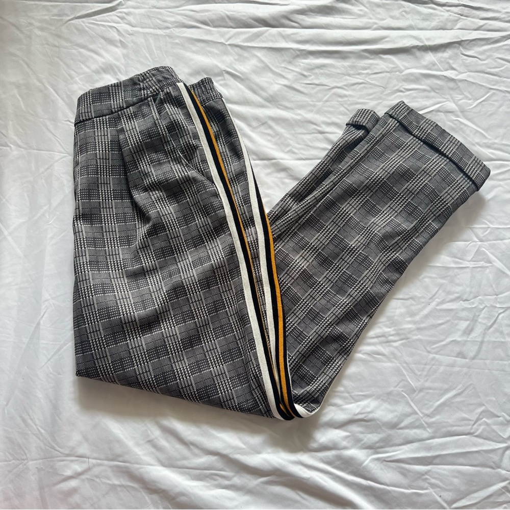 Black and white patterned pants with yellow stripe in the side 💛